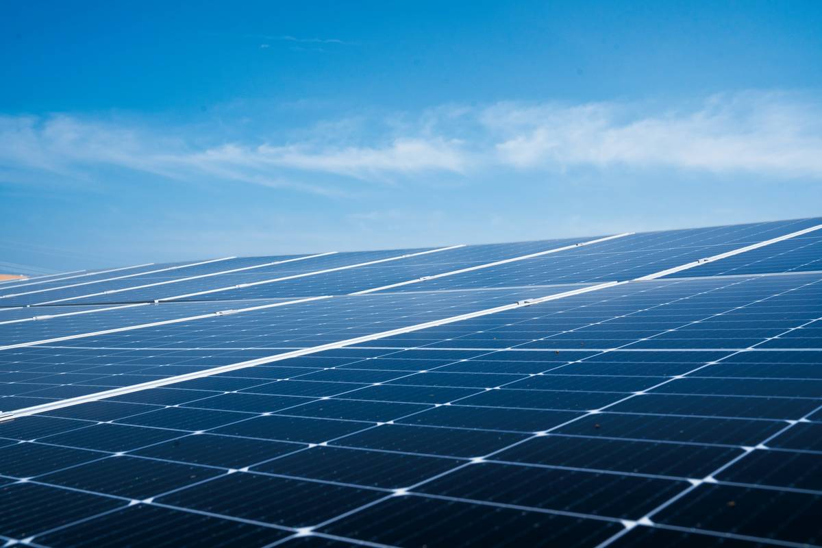 Bar chart comparing efficiency, lifespan, weight, and max bend angle of rigid vs. flexible 400W solar panels