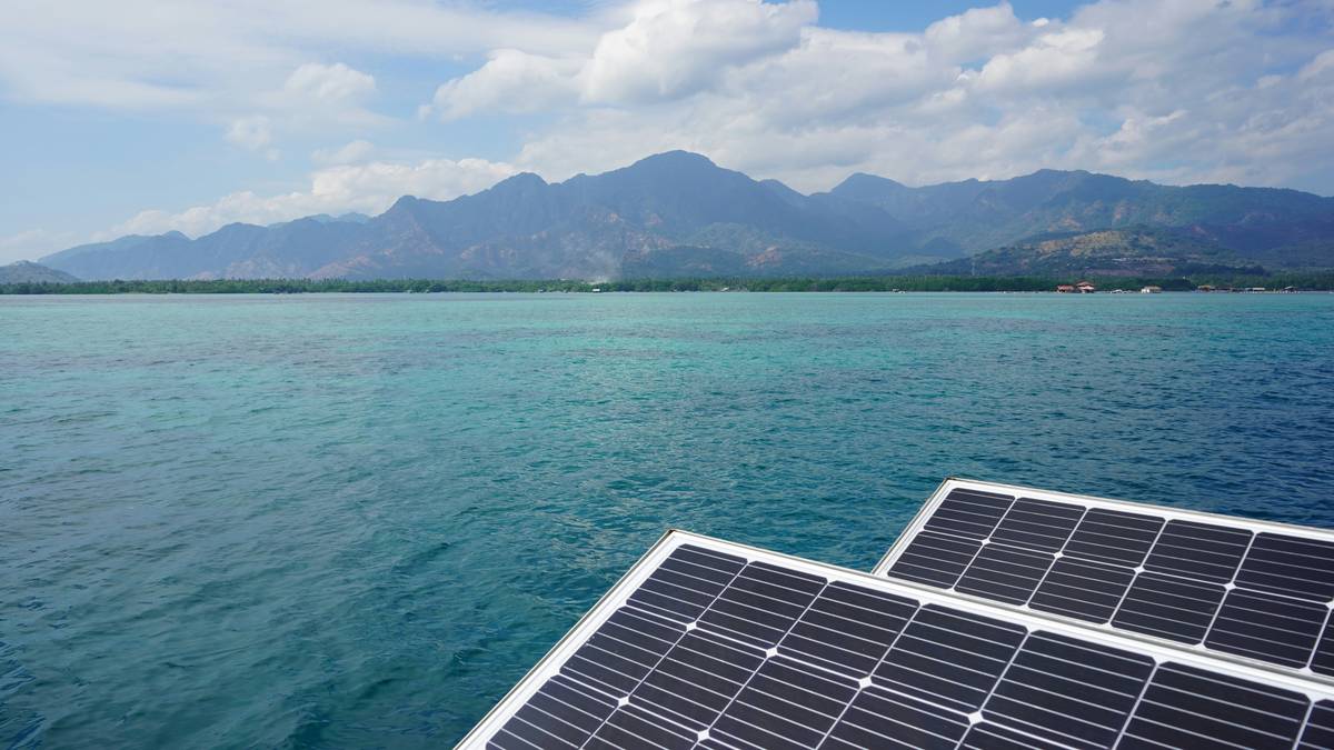Comparison chart showing ETFE vs PET flexible solar panel degradation rates in marine environments over 36 months