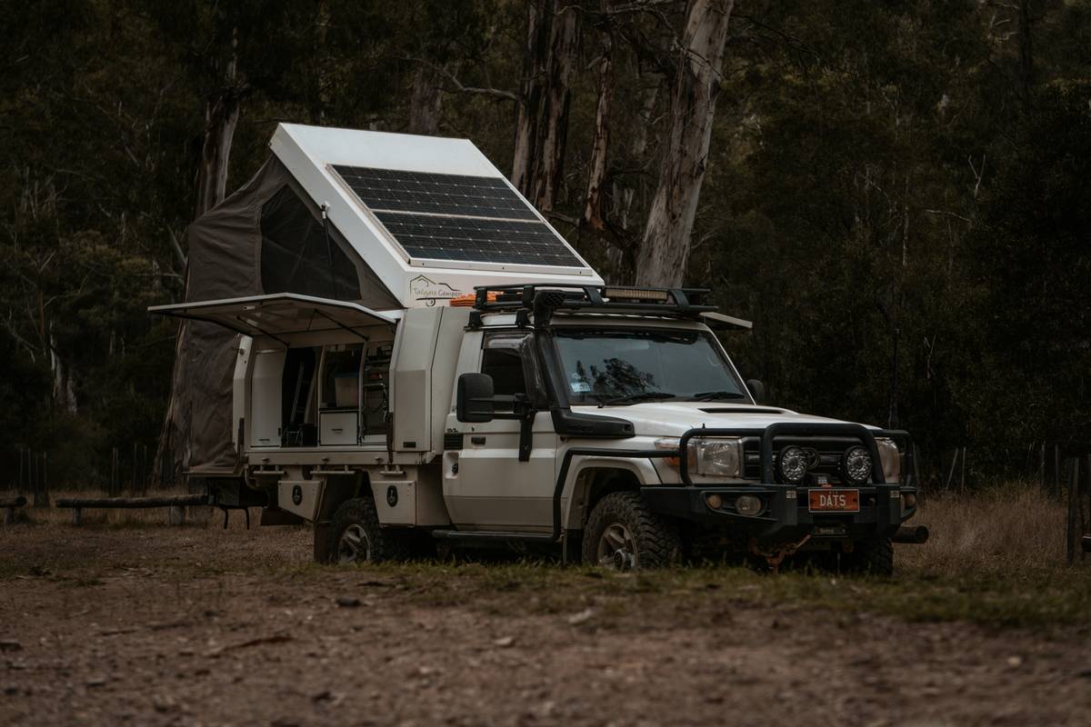 Comparison chart showing weight and thickness differences between flexible and rigid solar panels for RV use