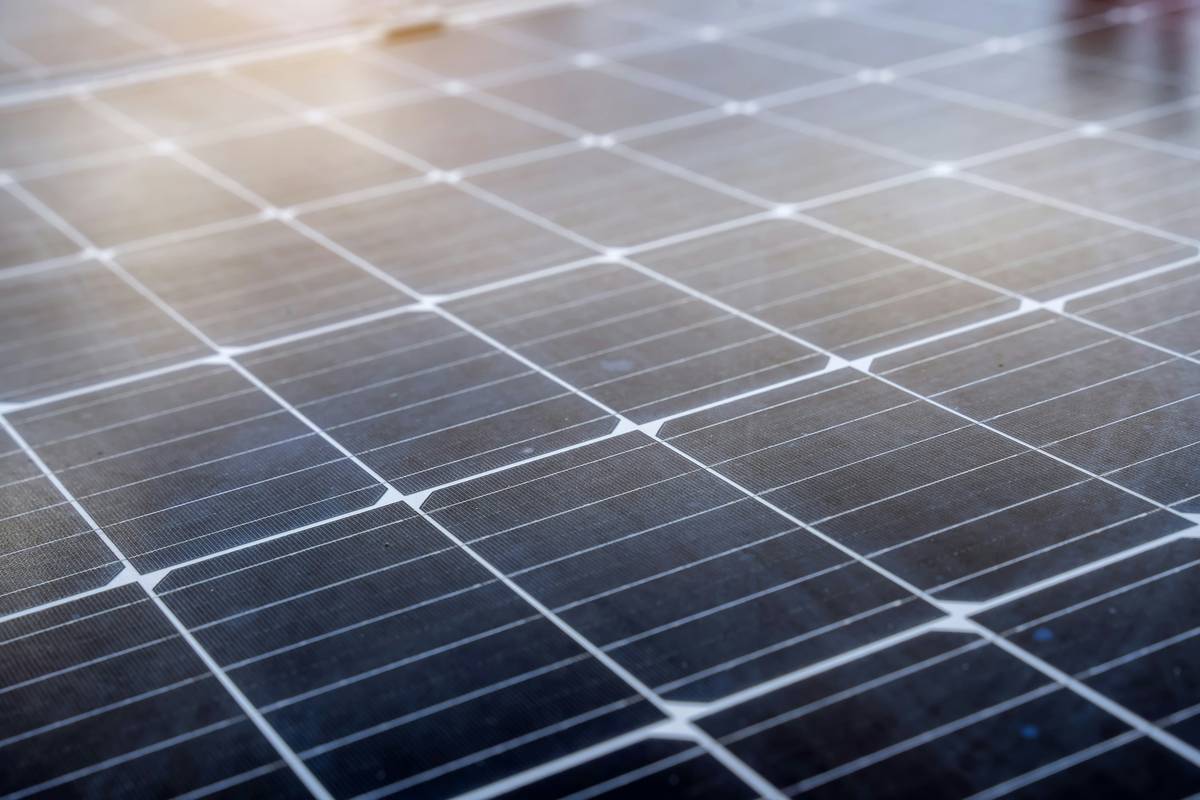 Comparison chart showing weight, efficiency, bend radius, and typical use cases for flexible vs rigid solar panels