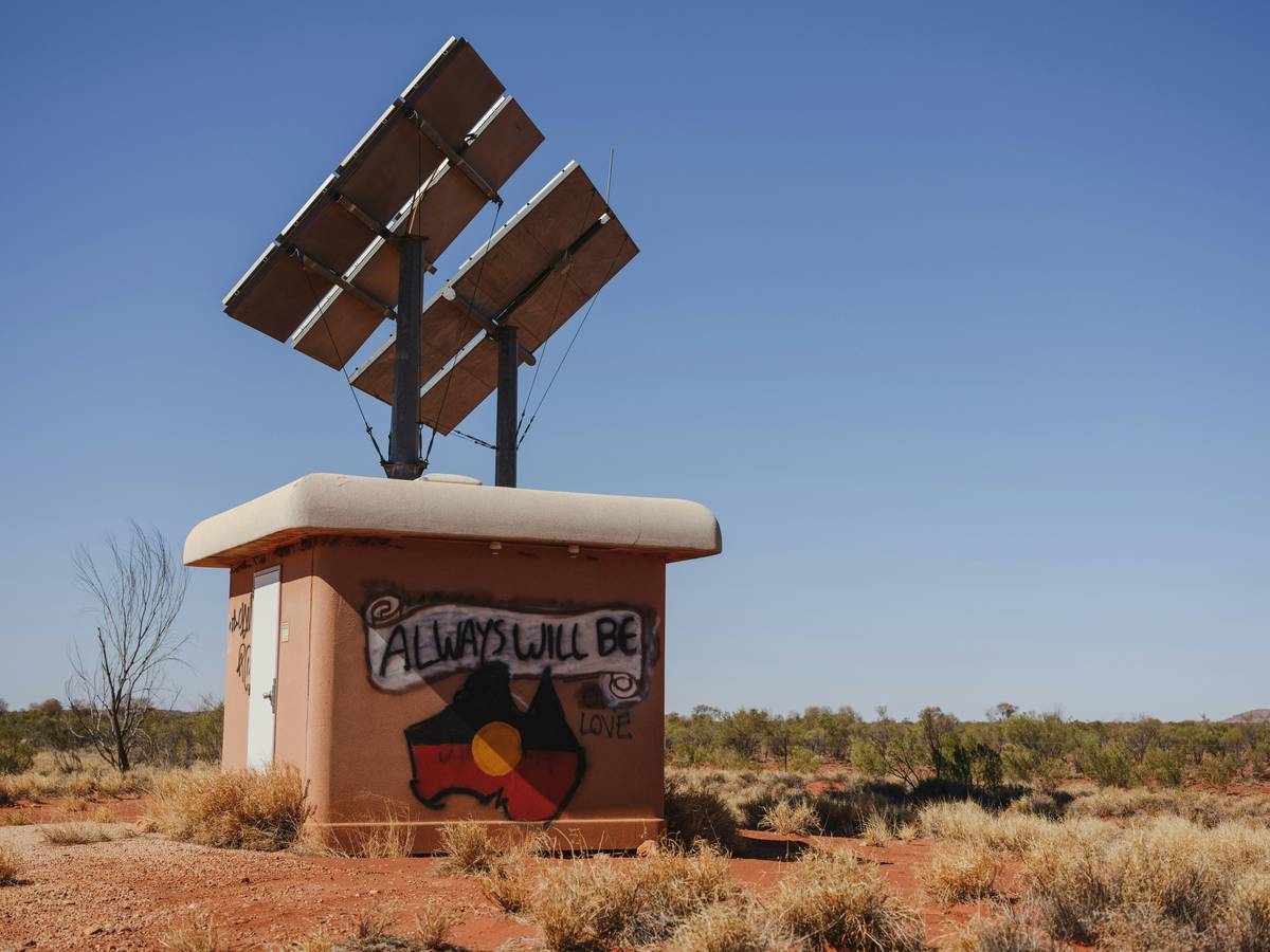 Comparison chart showing weight, efficiency, lifespan, and ideal use cases for flexible vs rigid solar panels in Australia