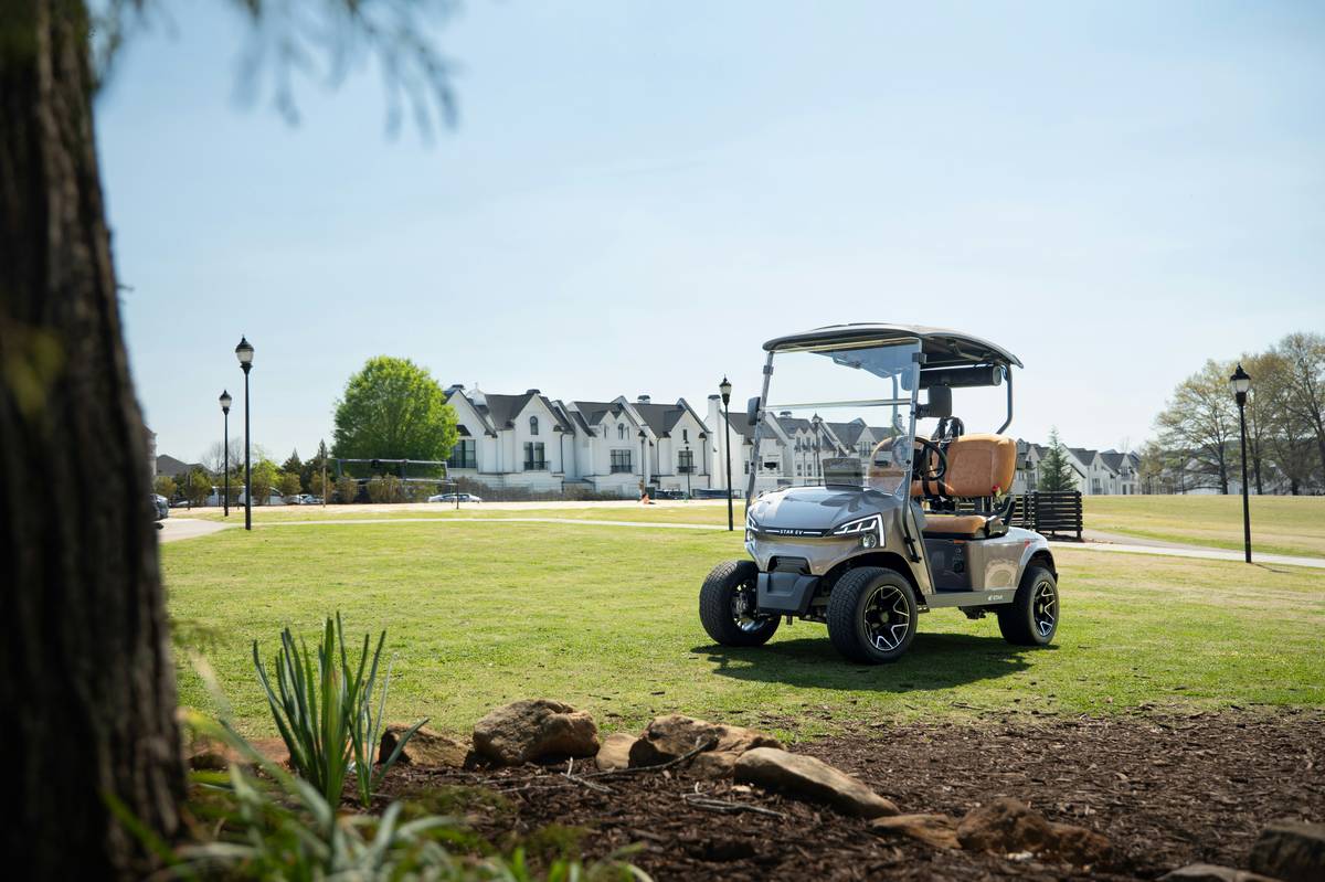 Infographic showing how flexible solar panels reduce golf cart battery degradation by maintaining optimal voltage during idle periods