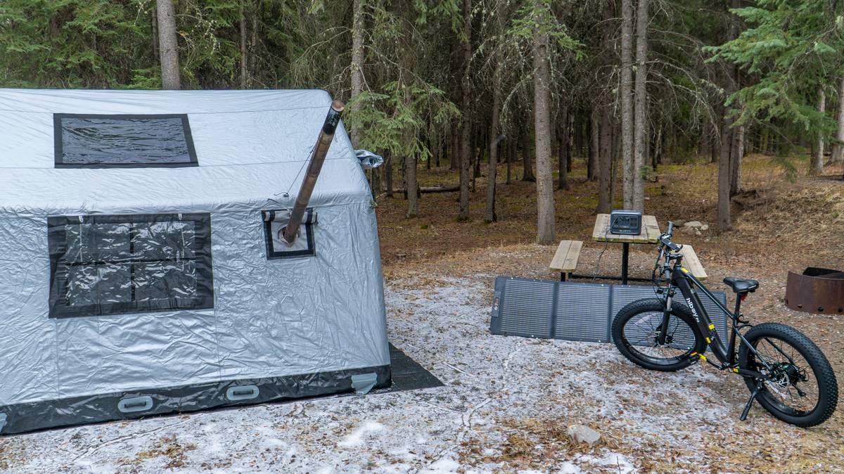 Comparison chart showing weight, efficiency, and packability of flexible vs. rigid solar panels for camping