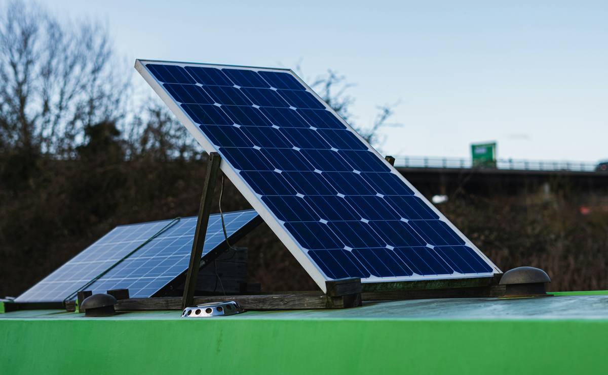Infographic comparing flexible vs rigid solar panels: weight, bend radius, installation surfaces, and cost per watt